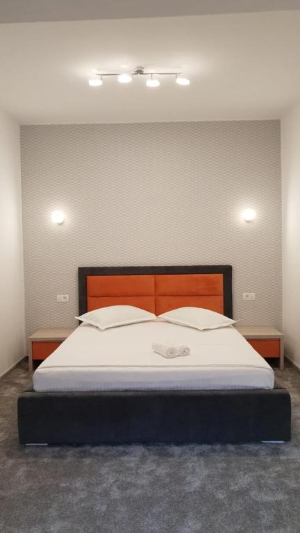 Postel nebo postele na pokoji v ubytování Orange House Constanta