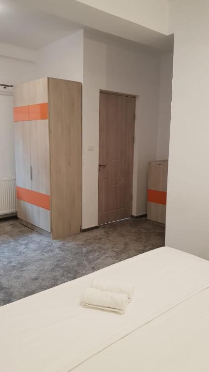 Postel nebo postele na pokoji v ubytování Orange House Constanta