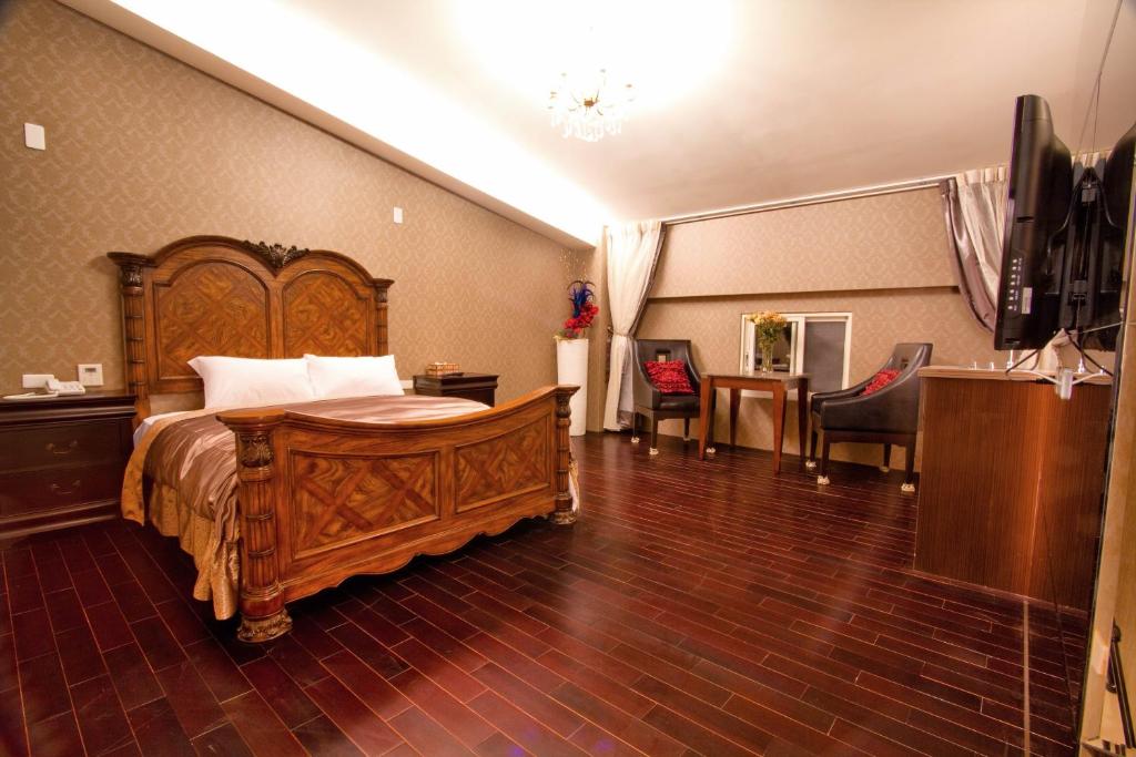 a bedroom with a large wooden bed in a room at Formosa Vacation Village Homestay in Ren&#39;ai