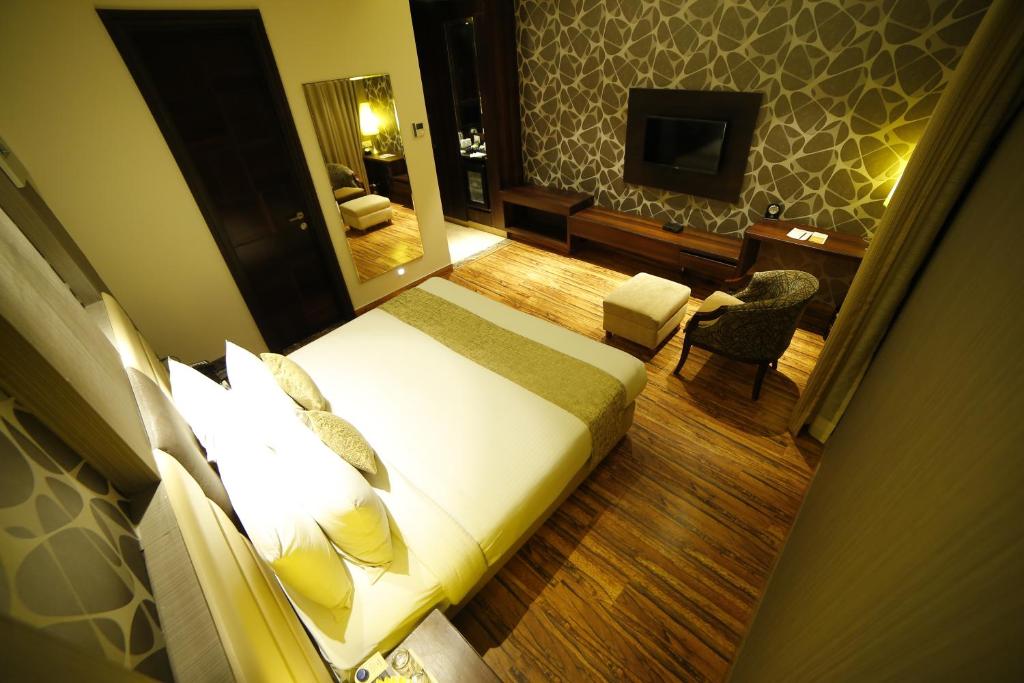 TV a/nebo společenská místnost v ubytování The Vivaan Hotel & Resorts Karnal