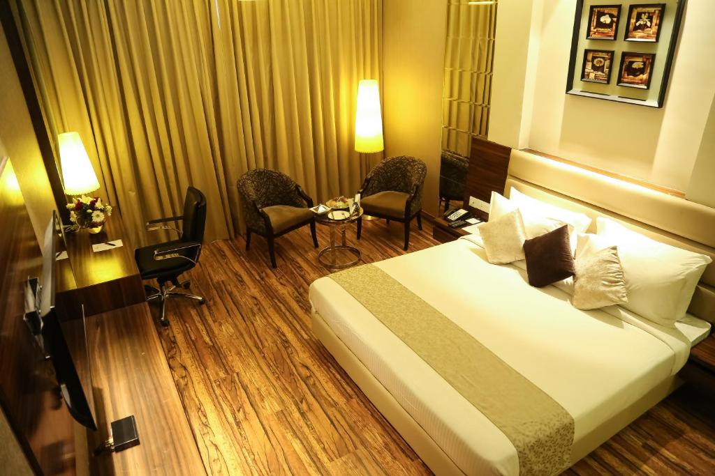 Postel nebo postele na pokoji v ubytování The Vivaan Hotel & Resorts Karnal