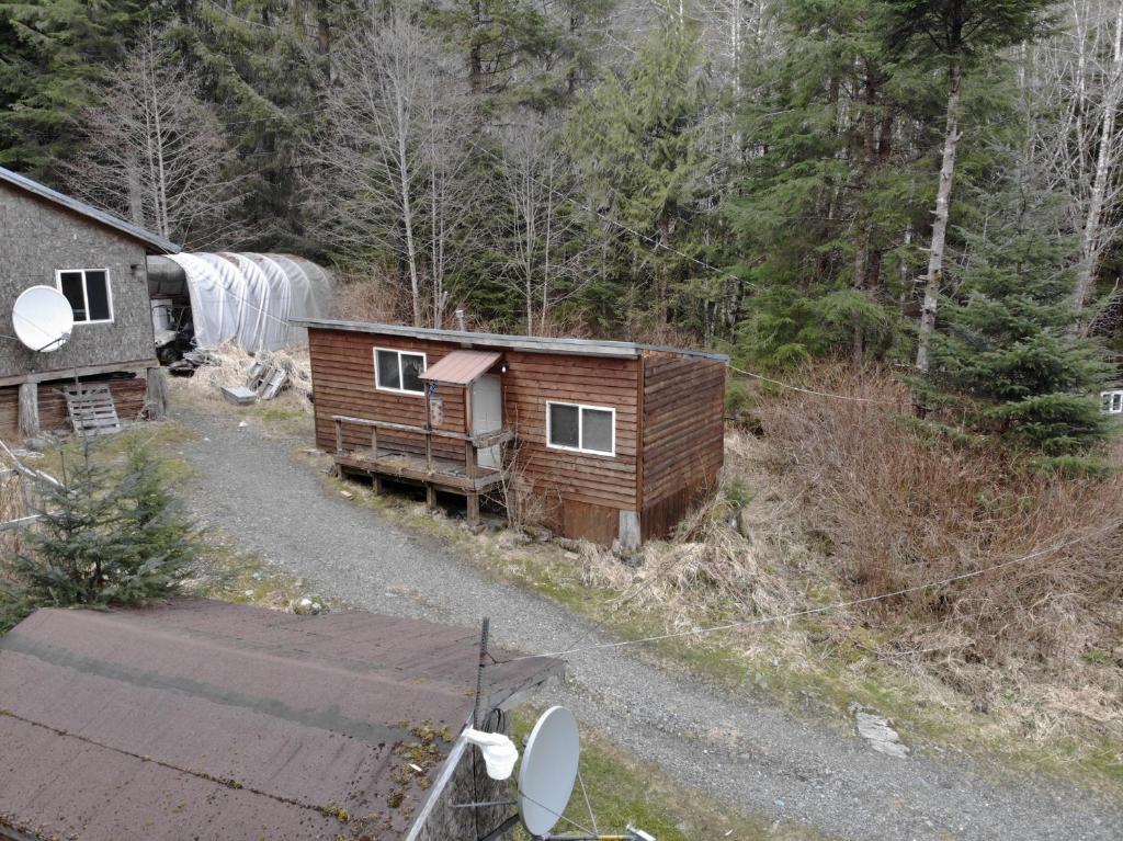 una vista aérea de una cabaña en el bosque en Hollis Creek Cabin en Hollis