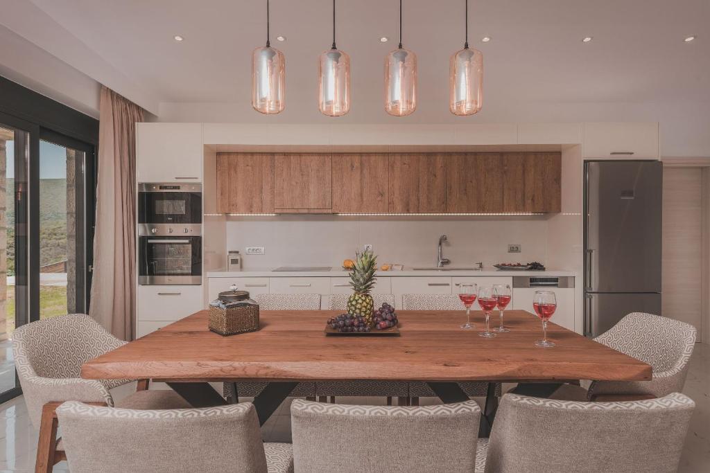 Kuchyňa alebo kuchynka v ubytovaní Zinos Luxury Villa