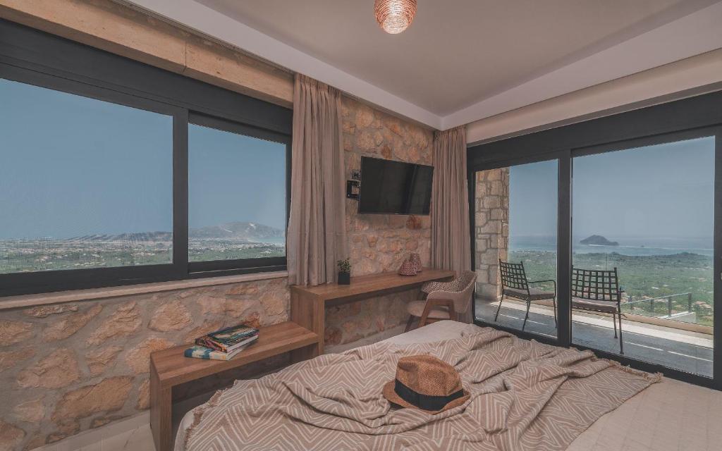 Televízia a/alebo spoločenská miestnosť v ubytovaní Zinos Luxury Villa
