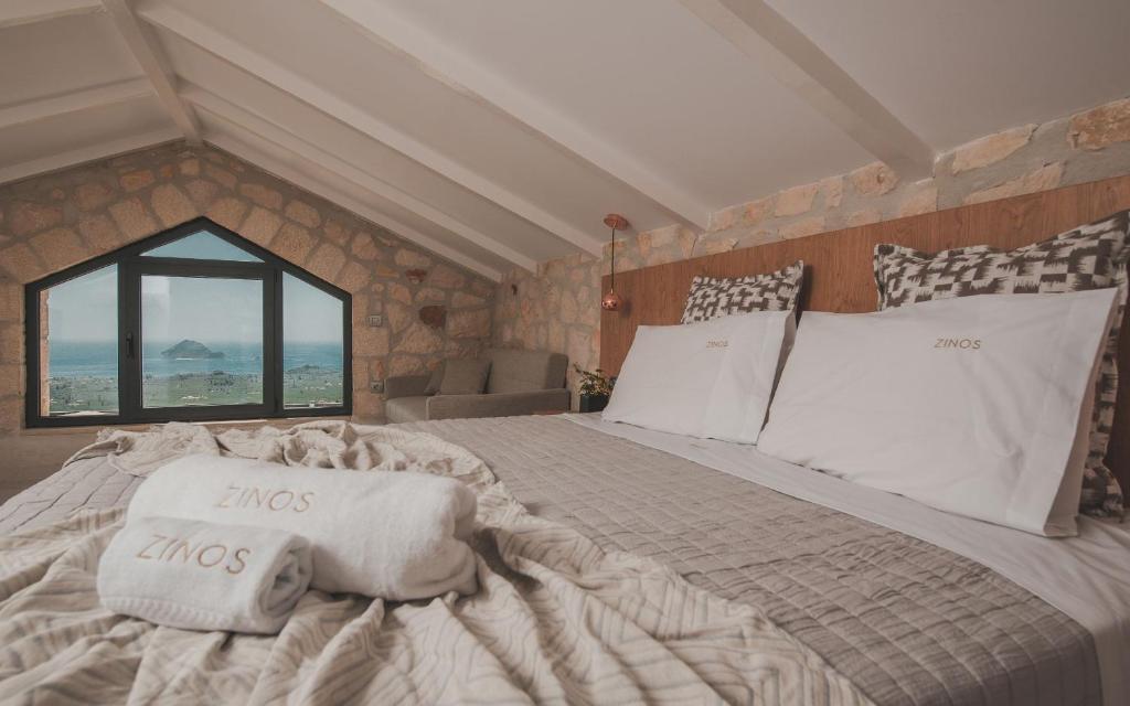 Posteľ alebo postele v izbe v ubytovaní Zinos Luxury Villa