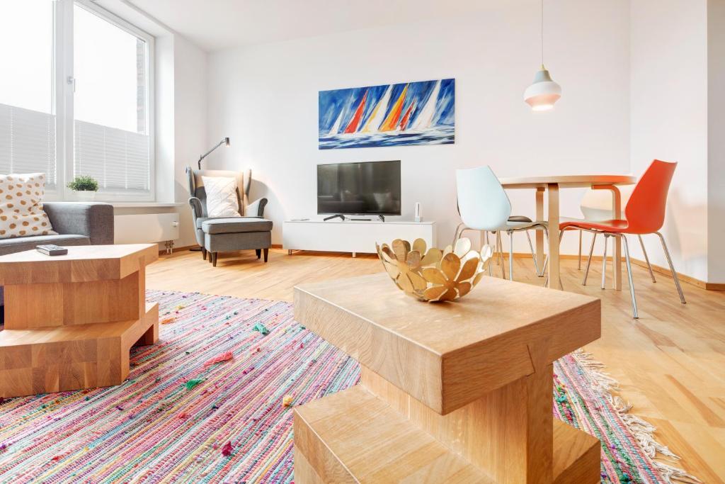 ein Wohnzimmer mit einem Sofa und einem Tisch in der Unterkunft Ferienwohnung Fjordblick in Flensburg, Sonwik in Flensburg