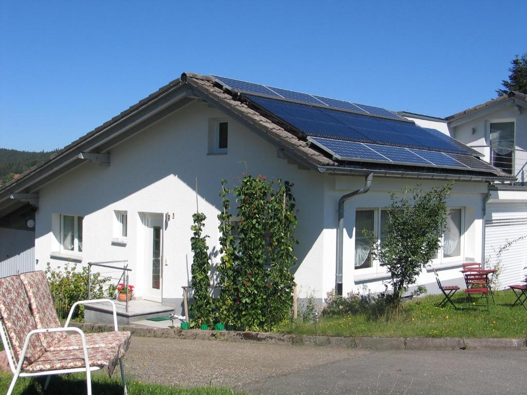 勞特爾巴赫的住宿－豪斯蒂森胡富度假屋，屋顶上设有太阳能电池板的房子