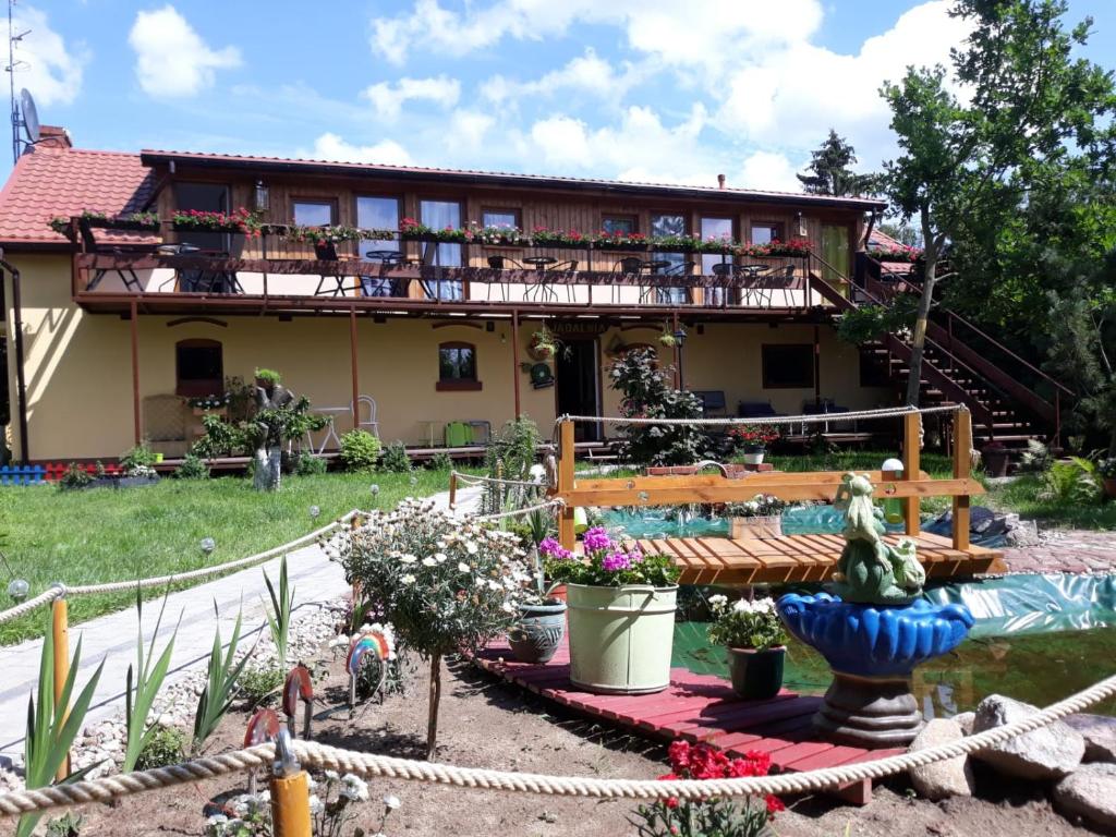 ein Haus mit Garten davor in der Unterkunft Dworska Zagroda in Korytowo