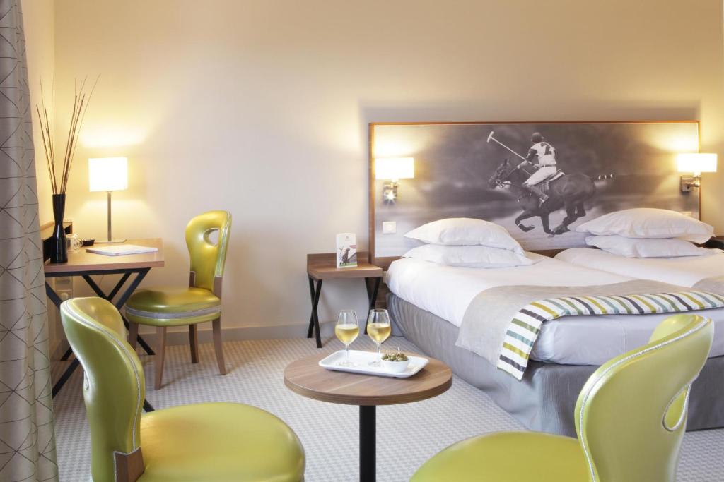 Postel nebo postele na pokoji v ubytování Best Western Plus Hotel Du Parc Chantilly