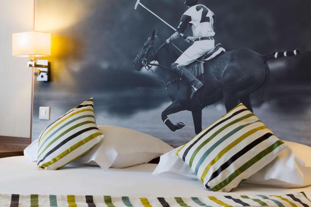 Postel nebo postele na pokoji v ubytování Best Western Plus Hotel Du Parc Chantilly