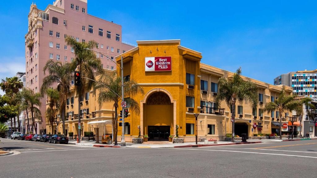 un edificio giallo all'angolo di una strada di Best Western Plus Hotel at the Convention Center a Long Beach