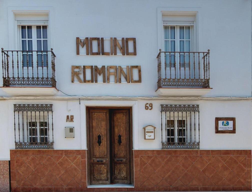 Un edificio bianco con il nome di un cartello di Minnie Trump di Molino Romano ad Alcalá del Valle