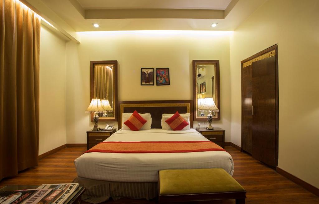Postel nebo postele na pokoji v ubytování Hotel Picasso Paschim Vihar Delhi - Couple Friendly Local IDs Accepted