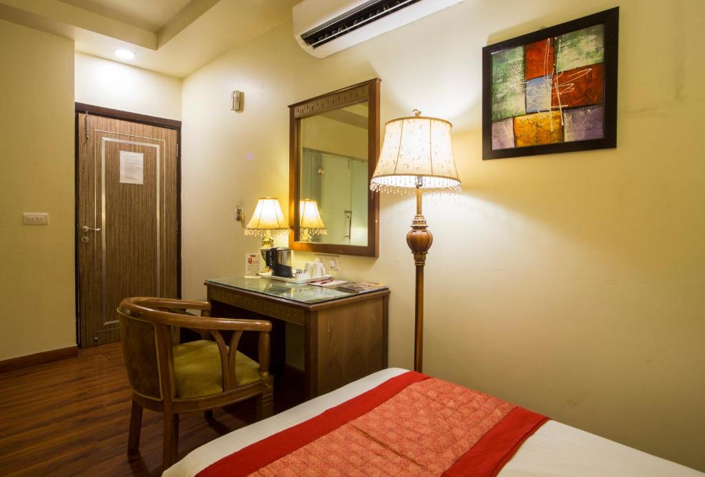 Postel nebo postele na pokoji v ubytování Hotel Picasso Paschim Vihar Delhi - Couple Friendly Local IDs Accepted