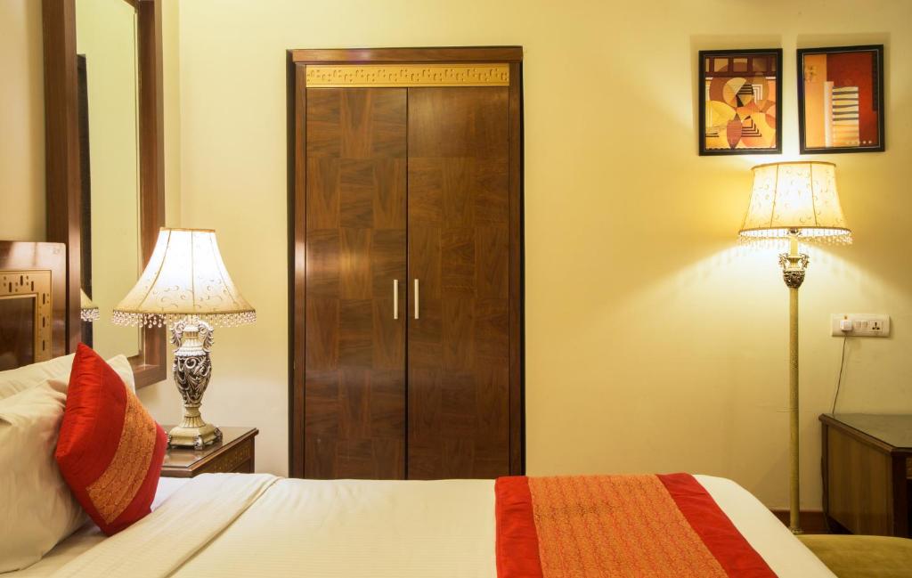 Postel nebo postele na pokoji v ubytování Hotel Picasso Paschim Vihar Delhi - Couple Friendly Local IDs Accepted