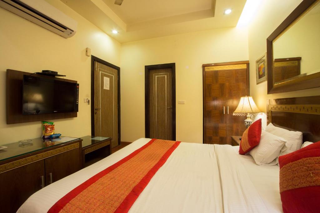 Postel nebo postele na pokoji v ubytování Hotel Picasso Paschim Vihar Delhi - Couple Friendly Local IDs Accepted