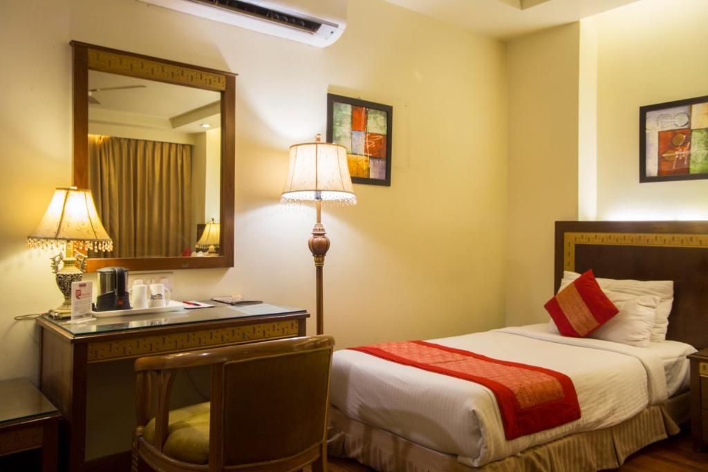 Postel nebo postele na pokoji v ubytování Hotel Picasso Paschim Vihar Delhi - Couple Friendly Local IDs Accepted