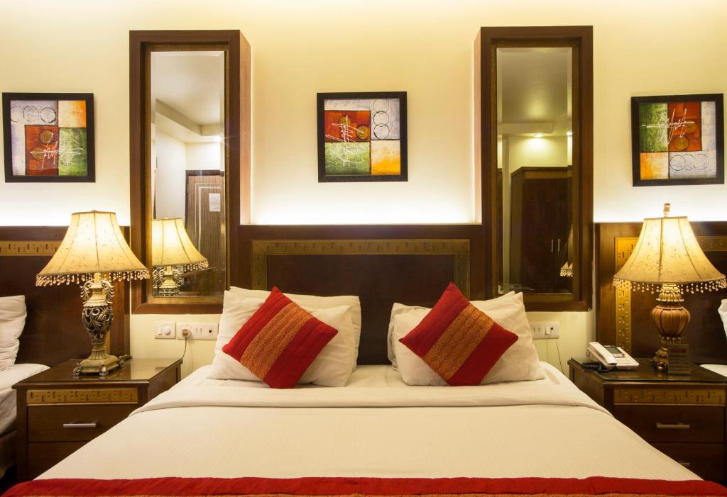 Postel nebo postele na pokoji v ubytování Hotel Picasso Paschim Vihar Delhi - Couple Friendly Local IDs Accepted