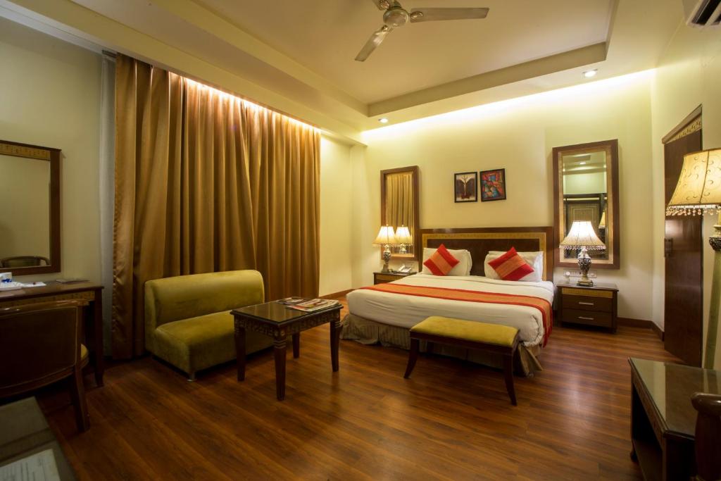 Postel nebo postele na pokoji v ubytování Hotel Picasso Paschim Vihar Delhi - Couple Friendly Local IDs Accepted