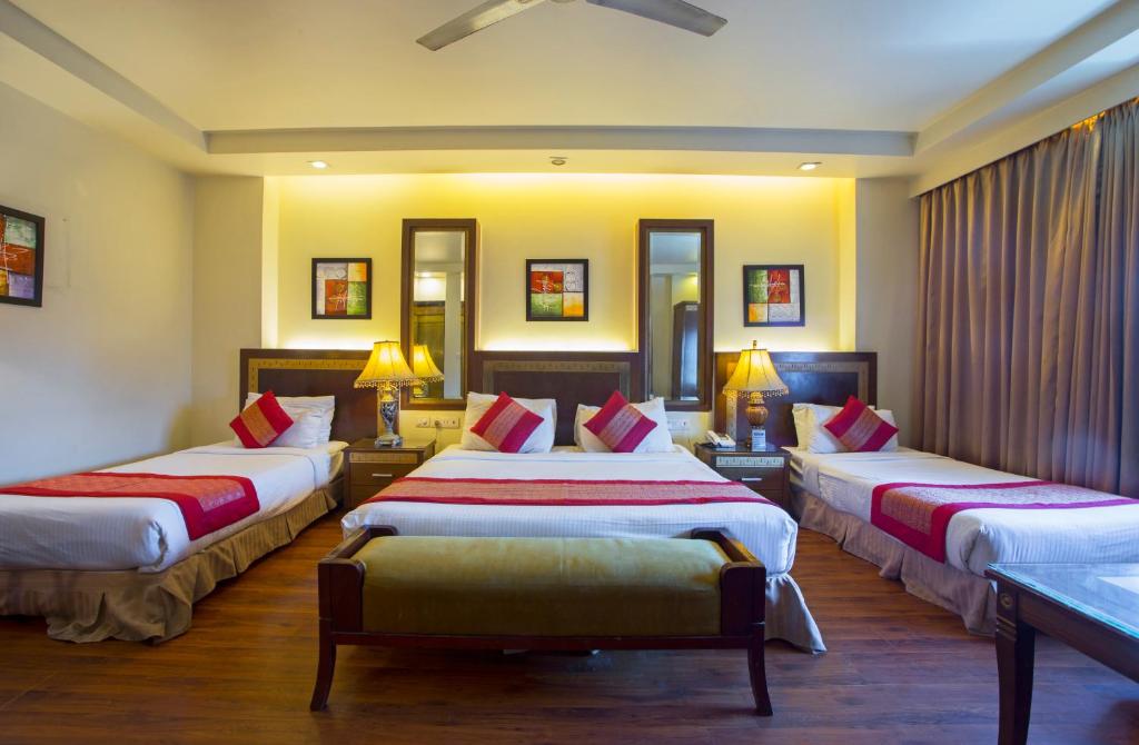 Postel nebo postele na pokoji v ubytování Hotel Picasso Paschim Vihar Delhi - Couple Friendly Local IDs Accepted