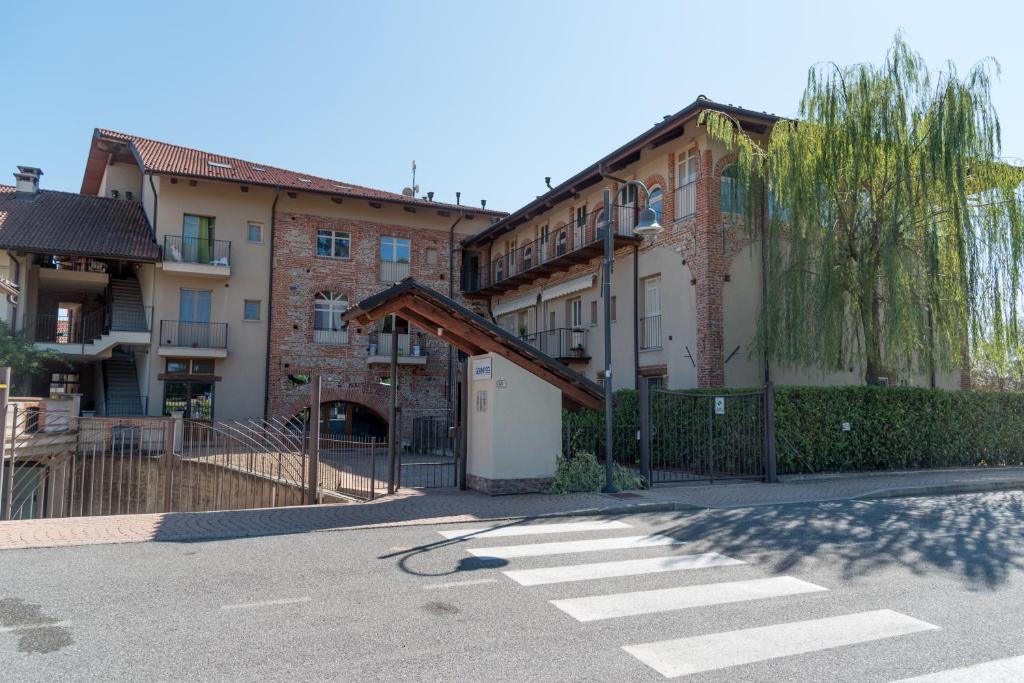 an empty street in front of a building at La Pollona 1817 in San Maurizio Canavese