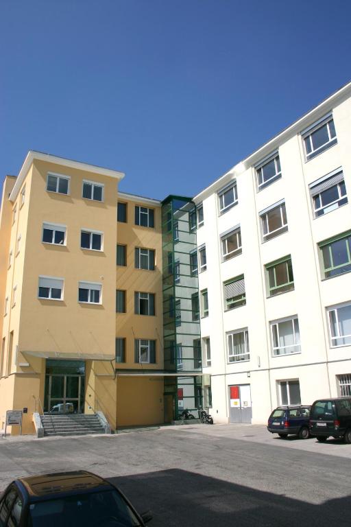维也纳工作站旅馆的停车场内停放汽车的大型建筑