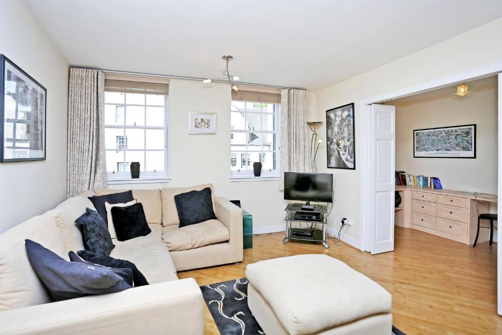 sala de estar con sofá y TV en West Bow - Comfy 2 bed on West Bow overlooking Grassmarket en Edimburgo