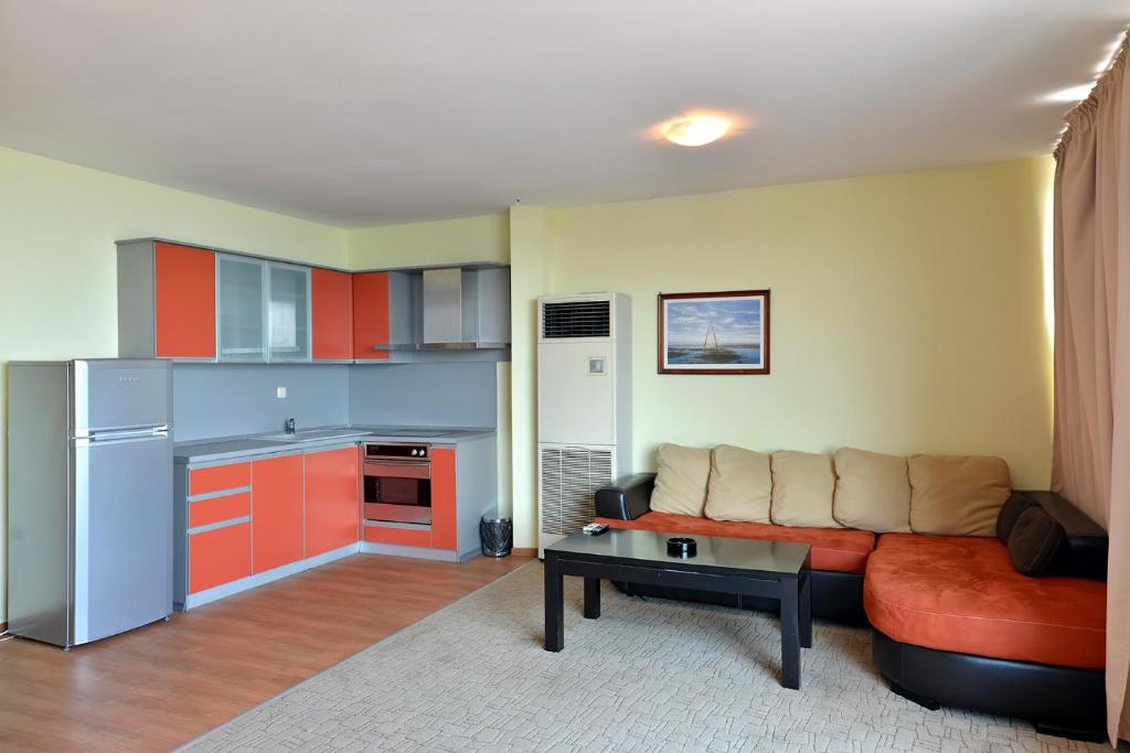Ellinis Hotel - Sea View and Free Parking - Deluxe Apartment With Balcony