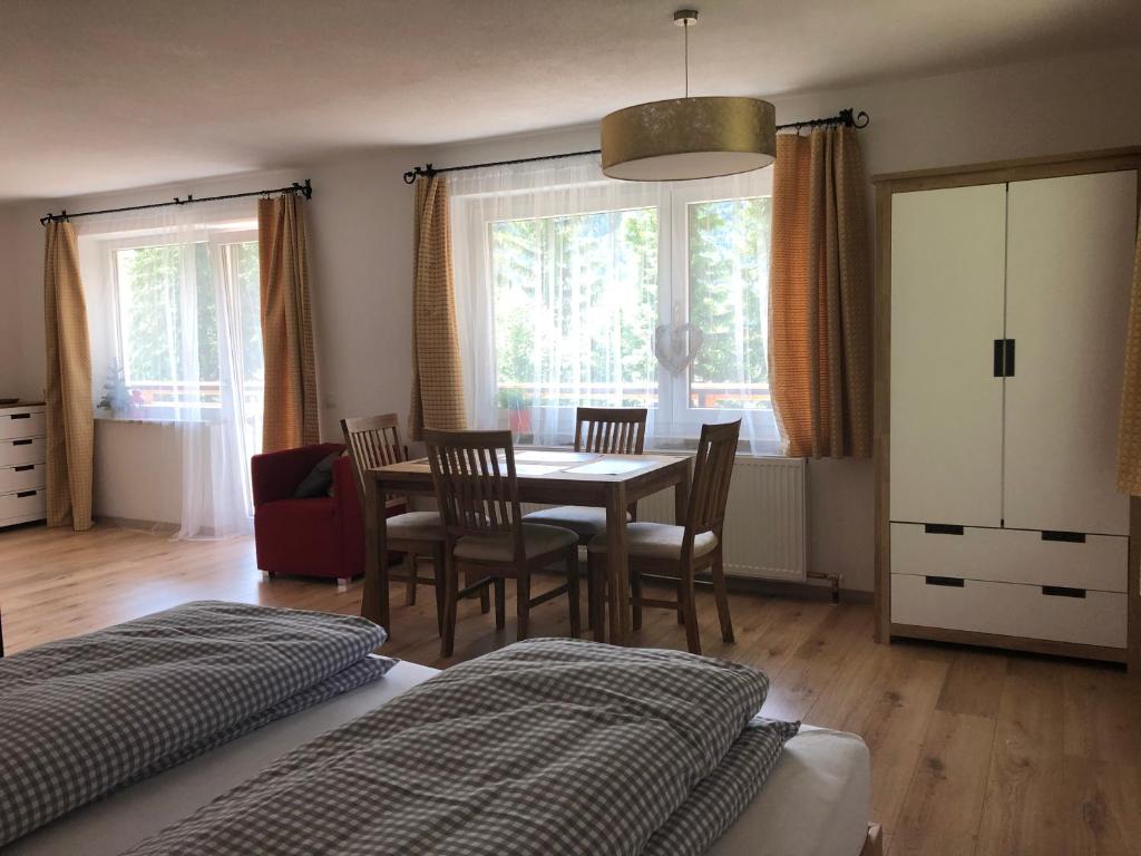 Postel nebo postele na pokoji v ubytování Karwendel-Lodge