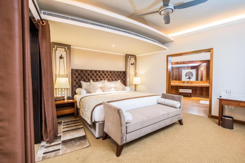 Postel nebo postele na pokoji v ubytování Earl's Regent Hotel