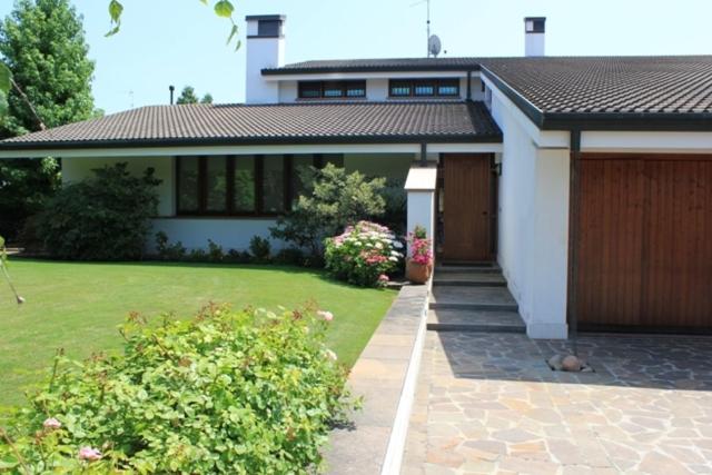 een huis met een groene tuin met een huis bij 3 Tesori B&B in Castel dʼArio