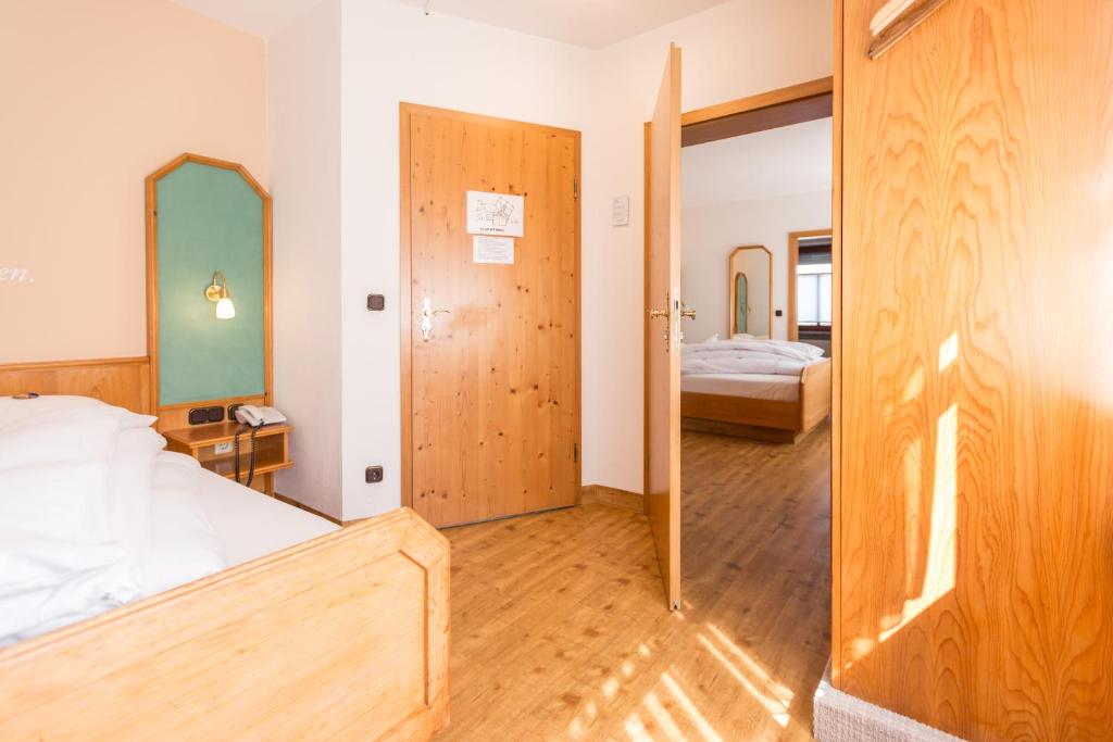 Postel nebo postele na pokoji v ubytování Fränkischer Hof