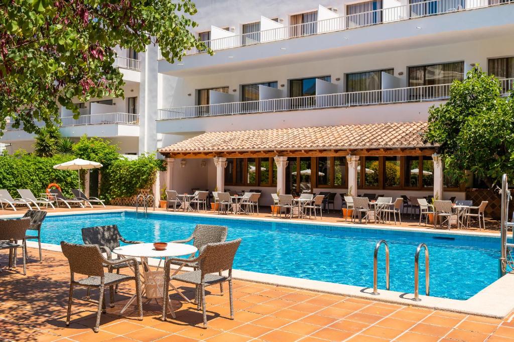 Bazén v ubytování Hotel Gaya nebo v jeho okolí