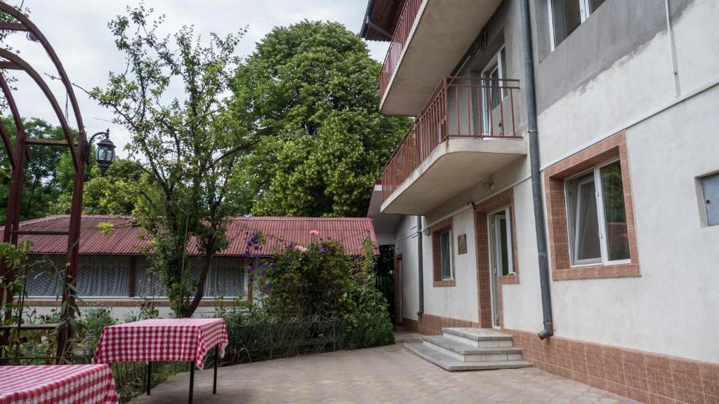 a table and chairs in a courtyard of a building at Casa din Gradina in Eforie Sud
