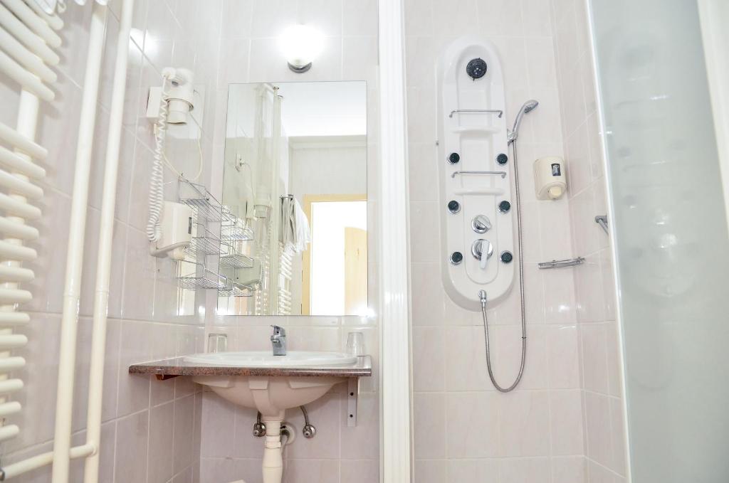 Koupelna v ubytování Hotel Barátság