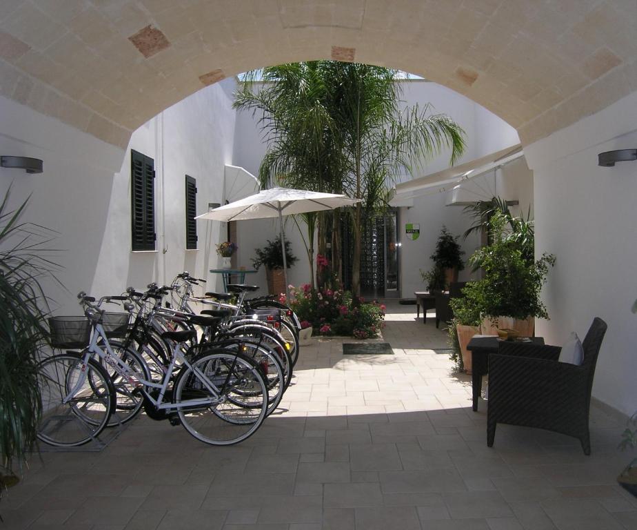 un grupo de bicicletas estacionadas al lado de un edificio en Stelle Del Salento, en Lecce