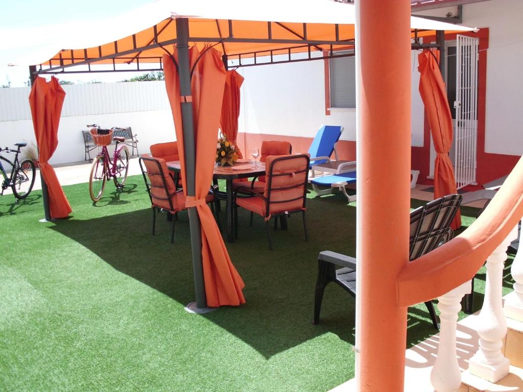 een kamer met een tafel en stoelen onder een tent bij Moradia perto dos Palmares in Lagos