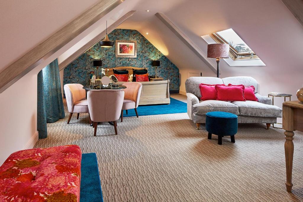 un salon avec un canapé et une table dans l'établissement Mandolay Hotel Guildford, à Guildford