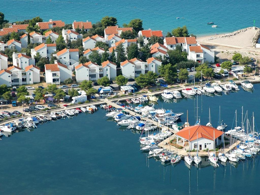 een luchtzicht op een jachthaven met boten in het water bij Amadria Park Apartments Šibenik in Šibenik