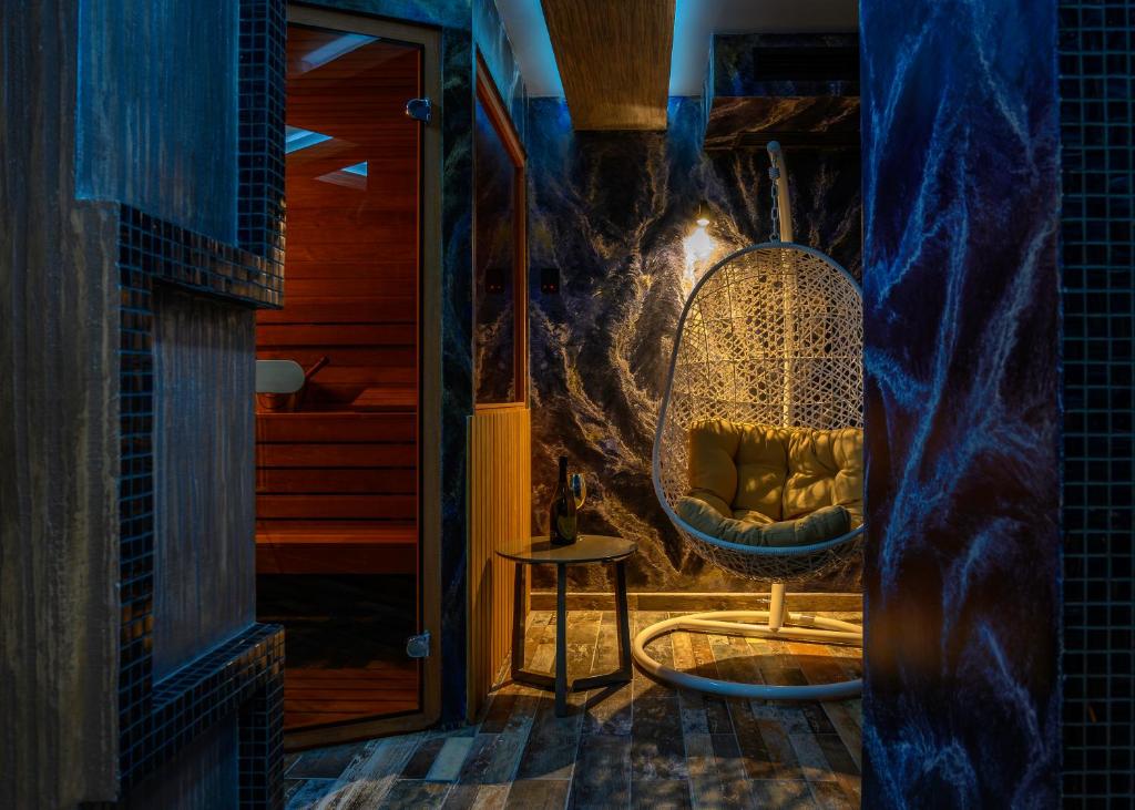 una stanza con una sedia e uno specchio di Vitality Guest House a Veliko Tŭrnovo
