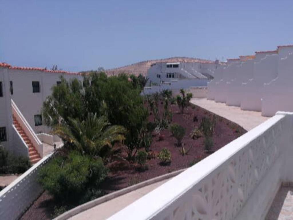 - Balcón con vistas al jardín en Casa Hibiscus sehr schönes Appartment zum relaxen, en Costa Calma
