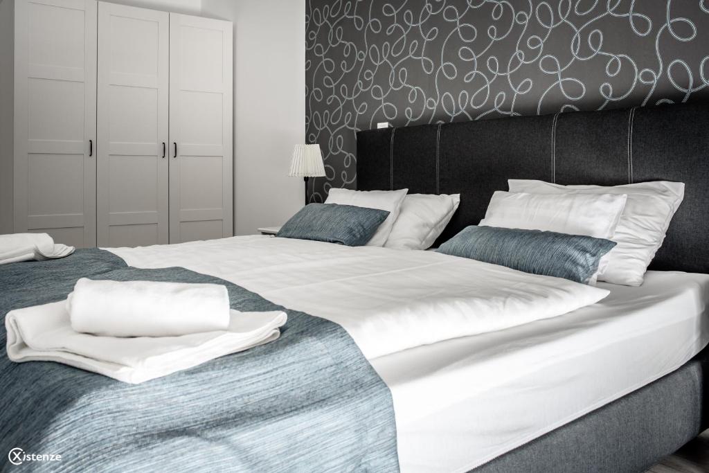 Postel nebo postele na pokoji v ubytování Aranymandula apartmanok