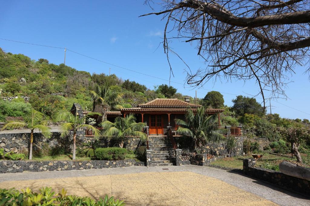 een huis op een heuvel met een pad dat daarheen leidt bij Casa Magic in Breña Baja