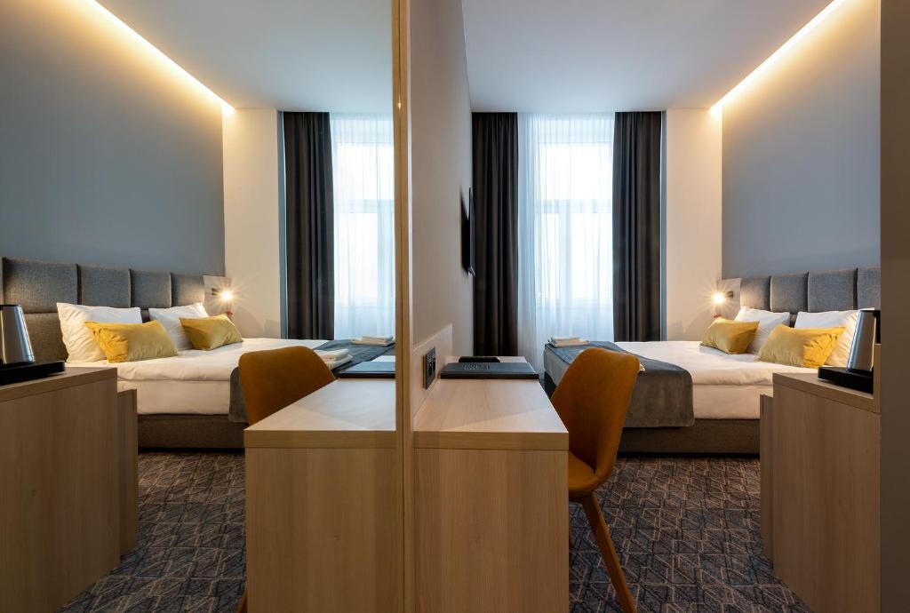 Postel nebo postele na pokoji v ubytování Korona Gold - Korona Hotel Wrocław