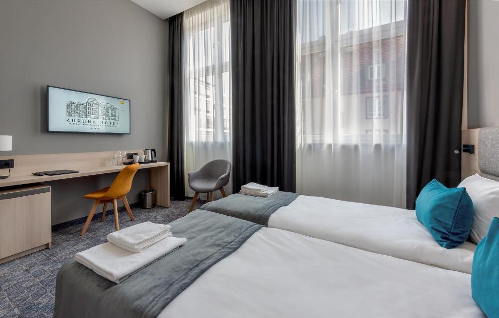 Postel nebo postele na pokoji v ubytování Korona Gold - Korona Hotel Wrocław
