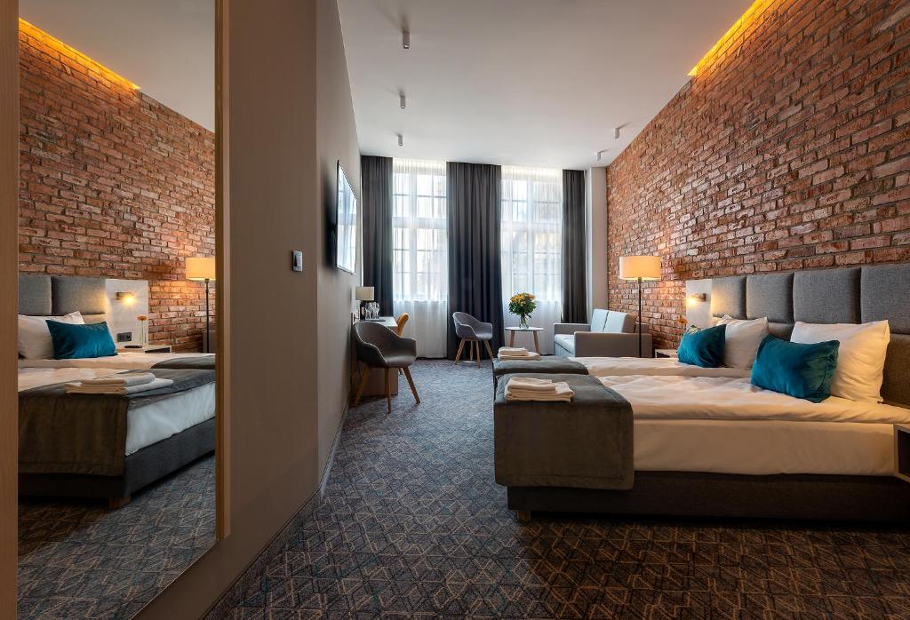 Postel nebo postele na pokoji v ubytování Korona Gold - Korona Hotel Wrocław
