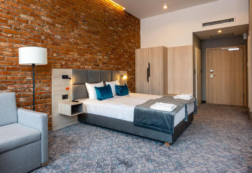 Postel nebo postele na pokoji v ubytování Korona Gold - Korona Hotel Wrocław
