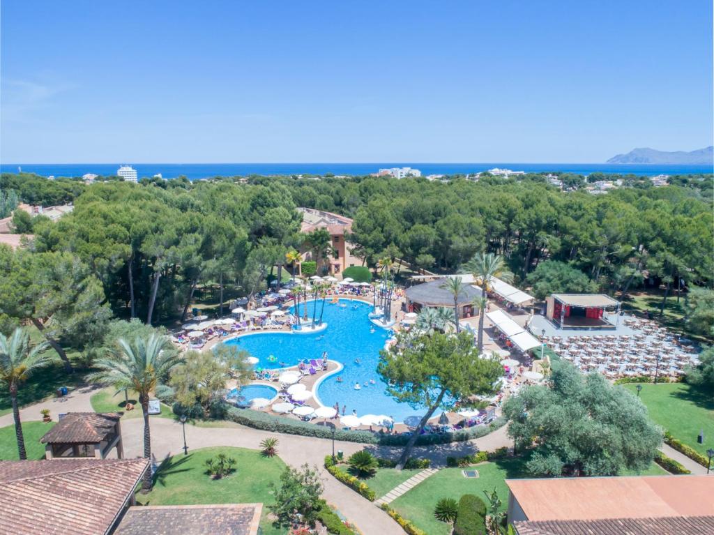 una vista aérea de una piscina en un complejo en Vell Mari Hotel & Resort en Can Picafort