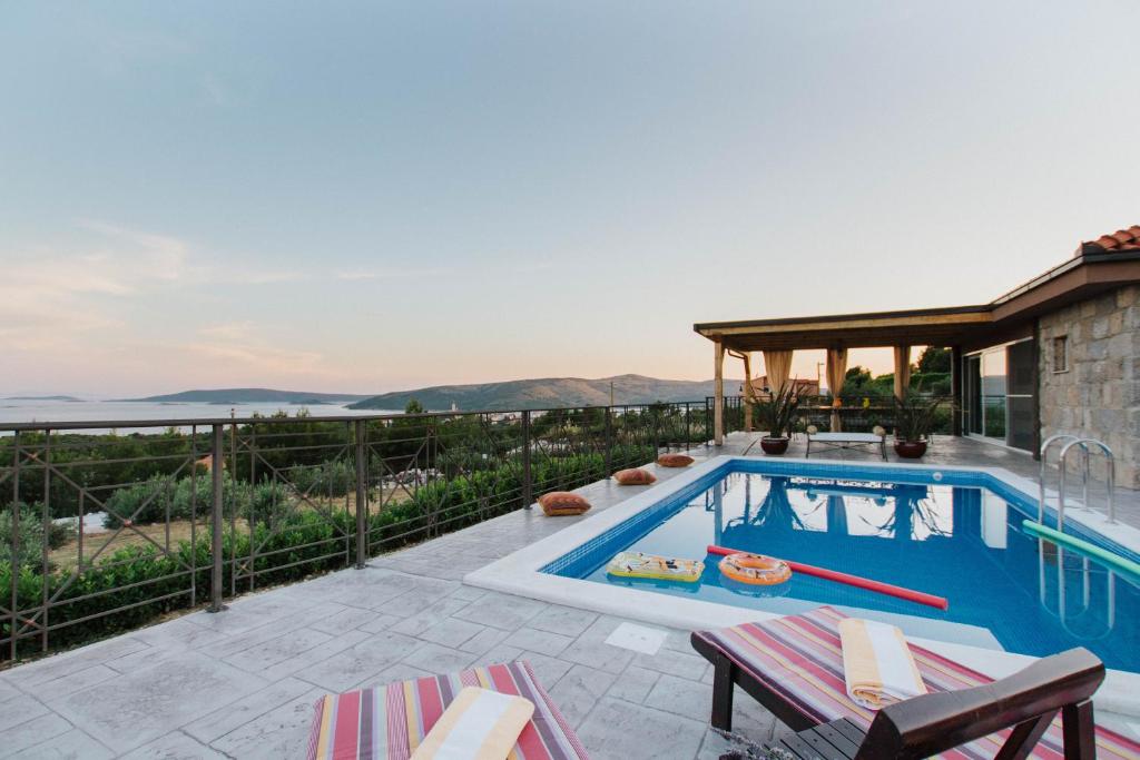 Bazén v ubytování Capri House nebo v jeho okolí