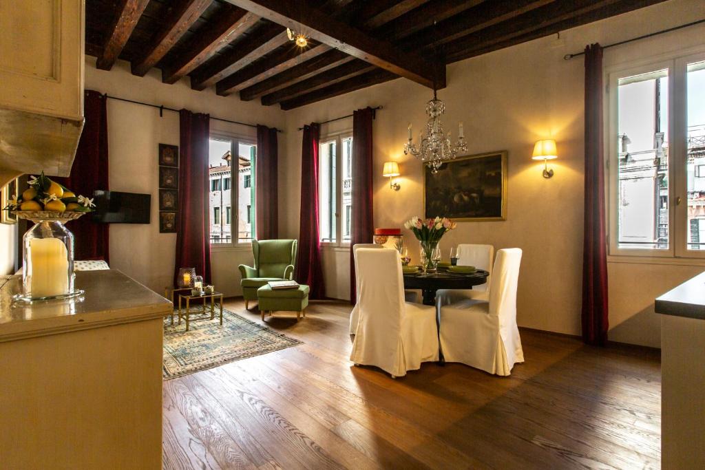 eine Küche und ein Esszimmer mit einem Tisch und Stühlen in der Unterkunft Santa Fosca Canal View R&R in Venedig